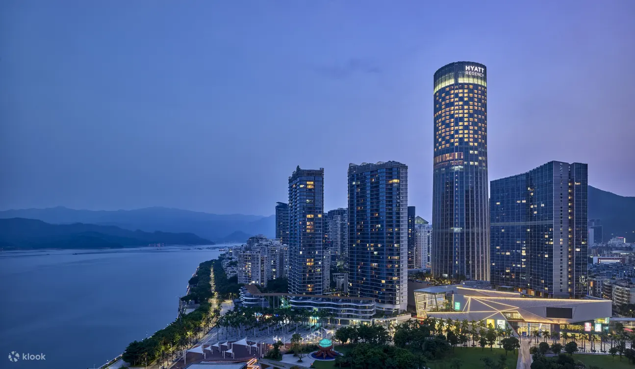 酒店位于東部素有“南海明珠”之稱的鹽田海濱城區，坐落于鹽田區CBD-ONE Mall，作爲鹽田區“城市森林會客廳”，旨在打造高空雲端酒店之美。毗鄰鵬城第壹峰梧桐山風景區、鹽田海濱棧道、恩上濕地公園、大小梅沙度假區、仙湖植物園及弘法寺等景區。距離蓮塘口岸僅15分鍾車程，配合地鐵8號線5站即可抵達。